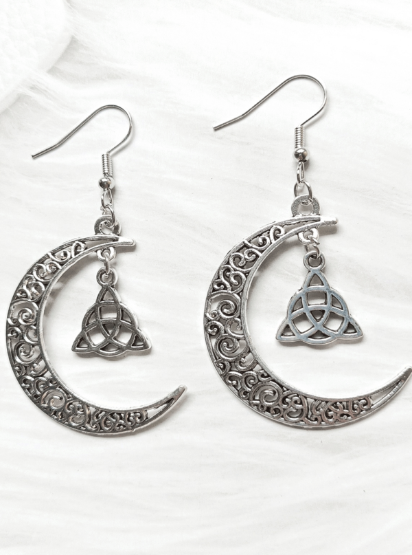 Aretes triqueta lunar plateados