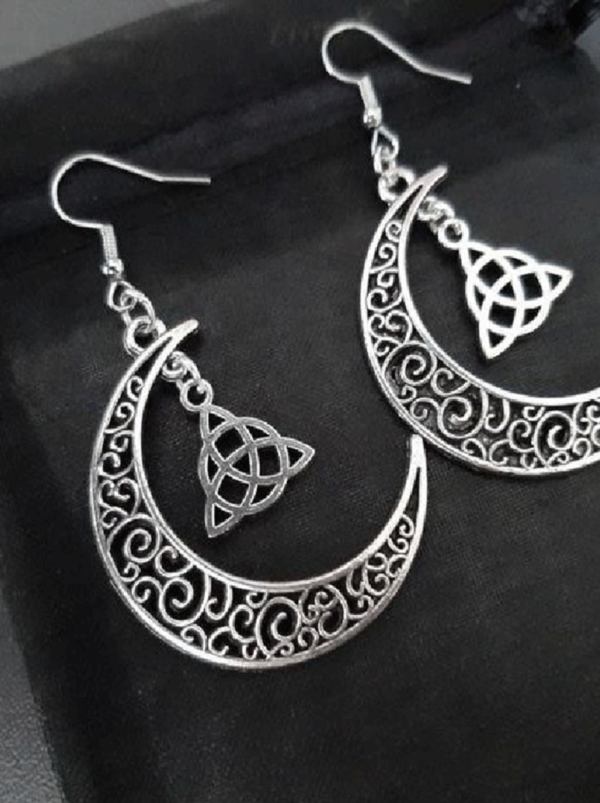 Aretes triqueta lunar plateados